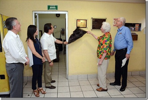 Faustino, Ena e integrantes de la familia Kuraica develan placa por los 90 años del hotel en 2016